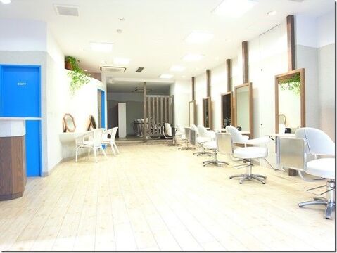 【浦和駅】≪社会保険完備≫≪有給休暇年10日≫など働きやすい環境が整ったアットホームサロン！教育体制もしっかりしており、頑張り次第で1年での早期デビューも可能です「hair & make azur 浦和店（ヘアーアンドメイクアズールウラワテン）」からアシスタント（美容師）の求人★☆