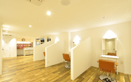 【大在駅】≪総支給50万円以上の支給実績あり・高月給スタート・休日数の選択OK・土日のお休みOK・社会保険完備・託児スペース付きの完全個室あり≫スタイリストオンリーなので完全マンツーマン接客！髪質改善に力を入れているヘアサロン「半個室型美容室 Emma hair Atelier 大在店（ハンコシツガタビヨウシツエマヘアーアトリエ オオザイテン）」からスタイリスト（美容師）の求人★☆