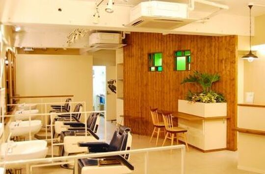 【苦楽園口】《ママさんスタイリスト歓迎》ホスピタリティの高さが自慢！お客さまの要望に応える接客でファンを増やしています。1日2,3時間から働く方もいます！「Hot Naps（ホット ナップス）」からスタイリスト（美容師）の求人☆☆