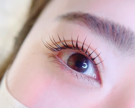 【北堀江】髪色ネイル自由＆私服勤務でお洒落に働ける！内装のインテリアも可愛い！≪自由出勤でサロンワークとプライベートが両立できる≫≪人間関係が良く働きやすい≫ネイル隣接のトータルビューティーサロン！「Yu_eye 北堀江店（ユーアイキタホリエ）」からアイリスト（まつげパーマ・アイブロウ）の求人☆☆