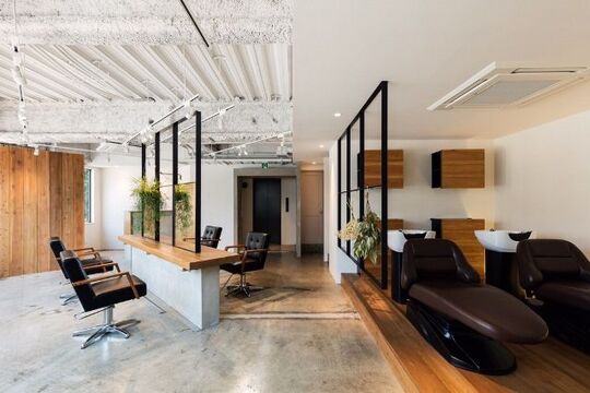 【元町】≪社会保険完備≫≪完全週休2日制≫コンテスト優勝経験もあるオーナーさんから技術以外にも様々なことを学ぶことが出来ますよ！少人数のプライベートサロン「Lacrima（ラクリマ）」からアシスタント（美容師）の求人☆★☆