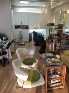 【JR西宮】≪社会保険完備♪≫≪デビューまで最短1年半☆≫オーナーさんや先輩スタイリストさんから高い技術を学ぶ事が可能♪地域密着型アットホームサロン“ALIVE hair（アライブ ヘアー）”からアシスタント（美容師）の求人☆☆