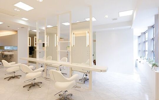 【南船場】東京で有名な縮毛矯正に特化したヘアサロン関西1号店☆オリジナルの薬剤による「ノンアイロン矯正」により、多くのお客様の髪の悩みにお答えしてきました！単価が高く、質の高い技術を学ぶことが出来ます！完全週休2日制など待遇面も抜群です★スタイリスト（美容師）の求人☆☆