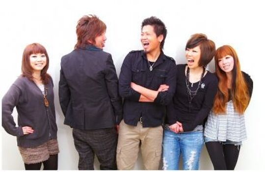 【南草津】≪月給20万円〜≫≪月8,9日休み≫≪レッスン強制なし≫自由さがウリ！頑張る時と休む時のメリハリをつけられるので、レッスンも前向きに頑張れる！自然体な接客で幅広い世代に人気のサロン「FREE FLAP（フリーフラップ）」からアシスタント（美容師）の求人☆★