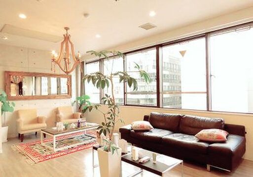 【名古屋駅】≪最低保障あり≫≪入客チャンスあり≫≪月6〜8日休み≫月8日以上の休みや時短勤務の相談も可能！ガッツリ稼ぎたい方にも、マイペースに稼ぎたい方にもオススメ！「reno（レノ）」からスタイリスト（美容師）の求人☆★