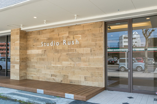 【西鉄久留米駅】≪月8,9日休み・ノルマなし・社会保険完備・実働8時間・休憩1時間あり・基本残業なし・育休産休実績あり≫充実の福利厚生！エステティシャンとして長く活躍できるサロン「Studio Rush 久留米店（スタジオラッシュクルメテン）」からエステティシャンの求人☆☆