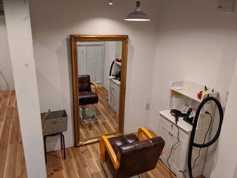 【用賀】≪日給保証あり≫≪WワークOK≫カット時間は平均20分！お客様に丁寧に関われるカット専門店です。機械的にこなすのではなく、経験を活かして技術と接客をしたい方にオススメです！「1000円カット plus 用賀店（センエンカットプリュスヨウガテン）」からスタイリスト（美容師）の求人★☆