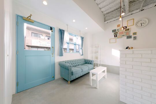 【瓢箪山】≪月8,9日休み≫≪月給20万円〜≫≪平均退社19時≫プライベートの時間も確保しやすい！白を基調としたオシャレでかわいい外観と内観の癒し系サロン！幅広いお客様から支持される地域密着型サロンで一緒に働きませんか！ “totto hair（トットヘアー）”からスタイリスト（美容師）の求人☆☆