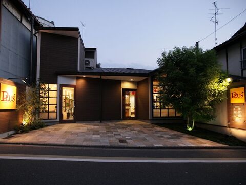 【墨染】≪完全週休2日制≫≪月給20万円～≫≪社会保険完備≫≪一人暮らし手当あり≫≪最短2年でデビュー可能≫9時～18時までの営業！営業時間内レッスン可能！風通しが良く離職率がとても低く、働きやすいアットホームサロン◎「PLUS 本店（プルスホンテン）」からアシスタント（美容師）の求人☆☆