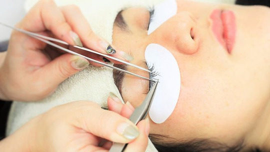 【横浜駅】≪未経験OK・髪色ネイル自由・社会保険完備≫最新の技術を取り入れた、流行にも敏感なサロン！それぞれの生活スタイルに合わせた働き方ができる「Luxe eyelash＆beauty 横浜店（リュクスアイラッシュアンドビューティーヨコハマテン）」からアイリスト（まつげエクステ・まつげパーマ・アイブロウ）の求人☆☆