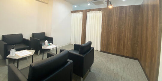 【京都河原町】未経験者歓迎！◆社会保険完備・実働8時間・土日は19時に営業終了・有給休暇あり◆各種メディアにも取り上げられるメンズアイブロウサロン専門店！実力派サロンとして、芸能人も多数ご来店されます！「FIRST 京都店（ファーストキョウトテン）」からアイブロウリストの求人☆★