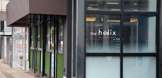 【久山町】≪月休7日・平均退勤時間18〜19時・社会保険完備≫家族手当もあり働きやすくプライベートの充実OK！！幅広い世代が来店される地域密着型ヘアサロン「the helix 久山店（ザヘリックスクヤマテン）」からスタイリスト（美容師）の求人☆★