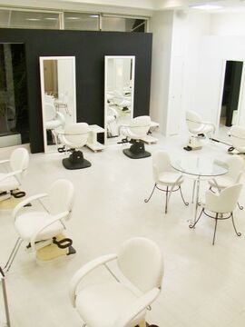 【東三国】【社会保険完備・育休・産休制度アリ】未経験・通信生・新卒生OK★長く働ける環境をお探しの方にオススメ！！セミナーの講師活動をされているオーナーさんなのでしっかり技術を学べる環境のヘアサロンMOSAIQUE（モザイク）からアシスタント（美容師）の求人☆★☆