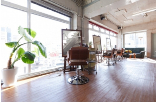 【心斎橋】≪アクセス抜群≫≪撮影が好きな方にもオススメ≫実力のあるスタイリストさんが丁寧に指導してくれます！ガラス張りのビルの中にあるオシャレなヘアサロン「Door Bell hair Living（ドアベルヘアリビング）」からスタイリスト（美容師）の求人★☆