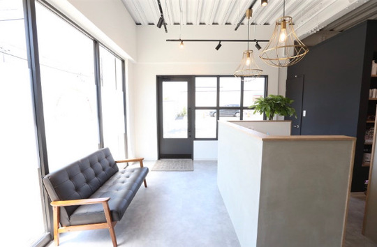 【徳重】◆ママさん歓迎・完全週休2日制・社会保険完備・19時台に退勤可能◆幅広い年齢層のスタッフが活躍中！ゆったりと自身の希望に合わせて勤務が可能です。サロンワーク中心でプライベートも充実させられる「Renata hair Caro（レナータヘアーカロ）」スタイリスト（美容師）の求人☆★