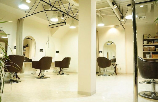 【御井町】≪完全週休二日制・月給19.2万円スタート・社会保険完備・営業中のレッスンOK≫生涯お仕事ができる美容室を目指しています！たくさんのお客様に笑顔になっていただくためスタッフ全員で協力しましょう！幅広い年代のお客様に愛されるヘアサロン「STORY... Hair Design（ストーリーヘアーデザイン）」からアシスタント（美容師）の求人★☆