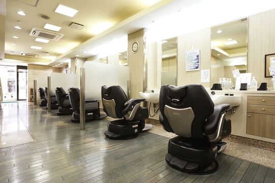 【東京駅】≪半年後には月給25万円以上≫≪月9日休み≫≪有給休暇あり≫≪社会保険完備≫「社員第一主義」！働きやすくて、やりがいを感じられる環境です。働き盛りのMENSに愛されるバーバーショップ「銀座マツナガ八重洲店（ギンザマツナガヤエステン）」から理容師（理容室）の求人★☆