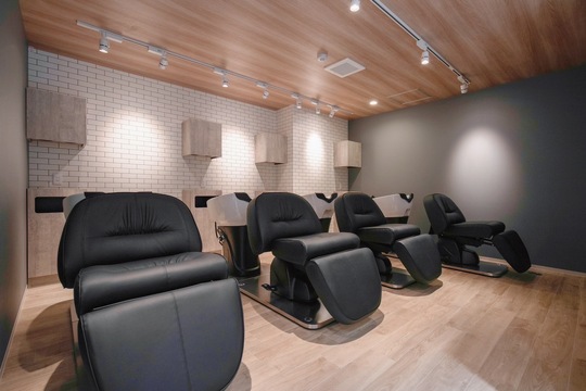 【鳳】≪月給25万円＋歩合≫≪月8日休み＆日曜休みOK≫≪入客チャンスあり≫プライベートの時間も大切にしながら、長く働ける駅からスグの高待遇サロン！「HairMake 3（ヘアーメイク スリー）」からスタイリスト（美容師）の求人☆★