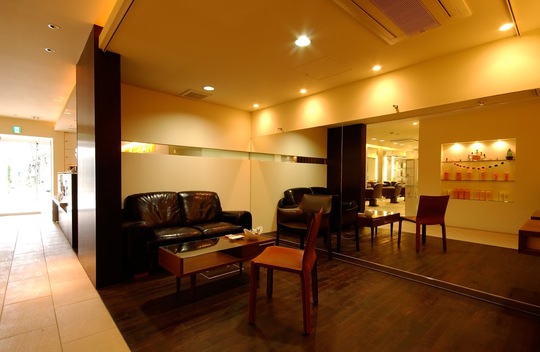 【西広島】≪月給20.8万円＋歩合≫≪有給休暇あり≫≪パートは週1日からOK≫≪社会保険完備≫親身に寄り添うカウンセリング、丁寧な技術で人気のサロン！働きやすい条件も整う「LARANJE KOI（ラランジェコイ）」からスタイリスト（美容師）の求人☆★