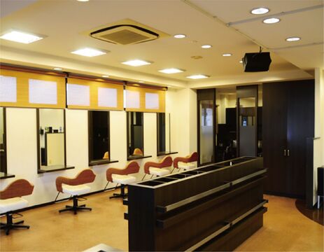 【海老津駅】パートアルバイトは土日祝休み＆短時間勤務相談OK！正社員は実働8時間・社会保険完備・ママさん美容師も活躍、産休育休あり！急な子供さんの病気等にも速やかにお休みの対応可能。将来の独立も応援！！コンテスト受賞者から直接技術を指導してもらえるので高い技術が学べドンドン成長できる「AVEC PLAISIR 海老津店（アベックプレジールエビツテン）」からアシスタント（美容師）の求人☆★