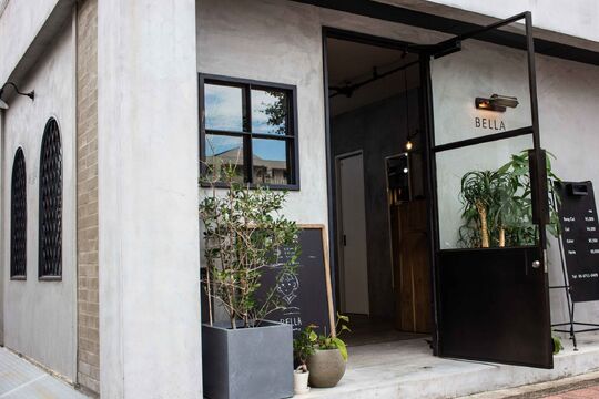 【北田辺】≪社会保険完備≫≪完全週休2日制≫≪土日休み相談可能≫≪月給18万円以上≫プライベートも大切に☆☆少人数制で一人ひとりに合わせたレッスンカリキュラム♪最短2年デビュー！撮影やコンテストなど、興味があることには幅広く取り組んでいける環境です◎BELLA（ベラ）からアシスタント（美容師）の求人★☆