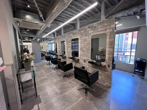 【町田駅】≪社会保険完備・完全週休2日制・最低保障給あり・土日休みOK≫自分のライフスタイルに合わせて働き方が選べます！スタッフ同士の仲が良く働きやすいアットホームな環境です！お客様1人ひとりに似合わせるヘアが得意な少人数制のプライベートサロン「Fan. ray（ファンドットレイ）」からスタイリスト（美容師）の求人☆★