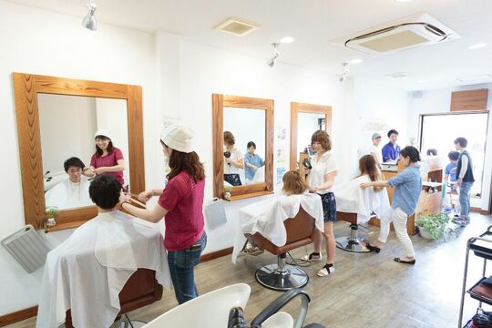 【湊】≪社会保険完備≫≪完全週休2日制≫≪月給26万円＋歩合≫≪新店OPENも計画中≫≪実働8時間の早番・遅番制≫集客力抜群で入客チャンスもバッチリでスキルアップできる環境♪注目のファストサロン“hair make riri(ヘアーメイク リーリー)”からスタイリスト（美容師）の求人★☆