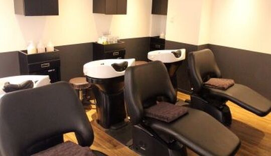 【四條畷駅】≪月8日休み＆月給20万円≫営業内レッスンあり！イキイキ、わくわくをモットーにお客様のキレイのお手伝いをしていくサロン！y.beの新ブランド女性専門サロン「melt（メルト）」からアシスタント（美容師）の求人☆☆