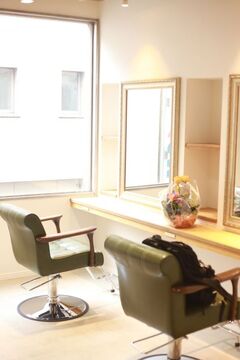 【新宿駅】≪月8日休み≫≪社会保険完備≫≪有給休暇あり≫創業から歴史のある会社なので、様々なキャリアアッププランを用意できます！高単価＋しっかりお客様に入客できる「emu 新宿（エミュシンジュク）」からスタイリスト（美容師）の求人★☆