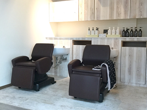 【東岸和田】≪月給25万円以上も可能≫入客チャンスばっちり！男女問わず幅広い年齢層のお客様が通われる「Little cue（リトル キュー）」からスタイリスト（美容師）の求人★☆