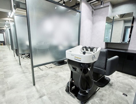 【麻布十番】≪完全週休2日制≫≪土日祝休みOK≫≪マンツーマン接客≫≪社会保険完備≫全席半個室のおしゃれサロン！正社員でも自由にシフトを組むことができるため、プライベートも大切にしながら働くことができるのも魅力的なポイント！「THLEE（スリー）」よりスタイリスト（美容師）の求人★☆