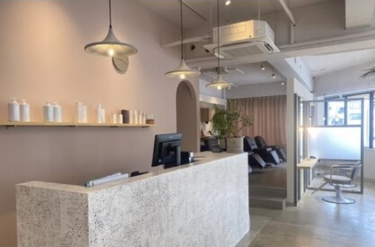 【大久保】≪月給23万円スタート≫≪社会保険完備≫≪完全週休2日制≫≪有給休暇あり！土日取得可能≫営業中のレッスンでプライベートも充実！奨学金補助、ウィッグ代全額支給などサポート体制も充実！カラーリストも大歓迎！「ecru（エクリュ）」アシスタント・カラーリスト（美容師）の求人★☆