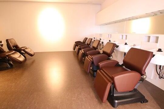 【南千里】≪完全週休2日≫≪18時には退勤≫≪社会保険完備≫仕事もプライベートも充実！講師活動や撮影など幅広く活躍するスタッフさんもおり、しっかり技術を学べます！「SALONE CINQ（サローネサンク）」からアシスタント（美容師）の求人☆★☆