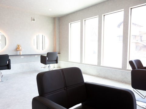 【藤井寺】≪未経験・通信生・新卒生歓迎≫≪デビューまで最短2年≫≪土日休みOK≫≪20時までに退勤可能≫≪週3回勤務から相談可≫≪夕方までの勤務OK≫デザインカラー、髪質改善が人気の少人数サロン！土日休みなどの相談も柔軟でスタッフさんが働きやすい環境を作っています！一緒に楽しんで働ける方からの応募お待ちしています！「KEITA（ケイタ）」からアシスタント（美容師）の求人☆★