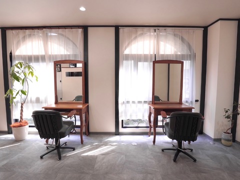 【大名】◆社会保険完備◆月給25万円スタートコースあり◆完全週休2日制もOK◆1日3名のマンツーマン接客！！自分に合った働き方が見つけることが可能。コテ巻き風パーマとストレートの技術に力を入れているヘアサロン「Arly（アーリィ）」からスタイリスト（美容師）の求人☆★☆