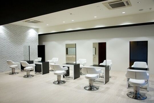 【堅田】≪月7000円でサロンの寮に住める≫≪月給25万円〜≫≪月8日休み≫≪社会保険完備≫アイラッシュやネイル、着付けも学べるトータルビューティーサロン！入客チャンス抜群！「TOP BEAUTY 堅田店（トップビューティーカタダテン）」からスタイリスト（美容師）の求人☆★