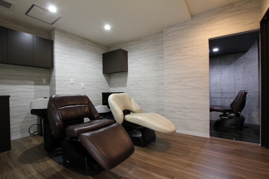 【岡場】≪社会保険完備≫≪完全週休2日制≫≪有給休暇あり／月1日土日消化OK≫≪ウィッグ代支給あり≫安心の待遇で長く勤務してもらえます！レッスンをしなければ18時過ぎには退勤出来るので体力的にも無理なくデビューを目指せます！お子さんの居るママさんも大歓迎！安心して働いてもらえますよ！「Arco Iris（アルコイリス）」からアシスタント（美容師）の求人☆★☆