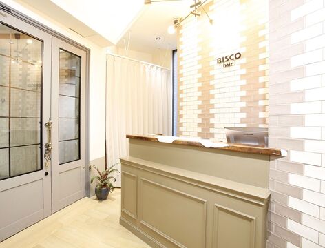 【天王寺】≪月給25万円以上≫≪完全週休2日≫≪最短2年でデビューも叶う≫未経験の方も大歓迎！カラーや艶髪に力をいれた人気サロンからスタッフ募集!BISCO hair（ビスコヘアー）からアシスタント（美容師）の求人☆★