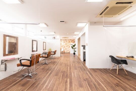 【小松駅】≪16時までの勤務OK≫≪日曜定休日≫≪残業なし≫働くママさんが多く、自分のニーズに合った働き方が出来ます！残業などは一切なしで、急なお休みにも対応できるようにしてます！「COLOR PLUS 小松店（カラープラスコマツテン）」からカラーリスト（美容師）の求人☆☆