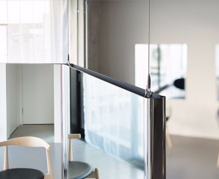 【京都駅】≪早期デビュー可能！≫≪社会保険完備≫≪平均退社19時≫入社3か月目からカットレッスン開始！独自のカリキュラムで1年半でデビュー可能♪「FLUX（フラックス）」からアシスタント（美容師）の求人☆☆