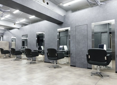 【新宿】≪自由出勤≫≪マンツーマン接客≫≪入客チャンス抜群≫≪平均単価1万円以上≫≪土日休みOK≫≪ブランクのある方、ママさん歓迎≫自由な働き方を叶えながら高単価でしっかり稼げる！集客力抜群の「CYNTHIA DUE 新宿（シンシアドゥエシンジュク）」からスタイリスト（美容師）の求人☆★