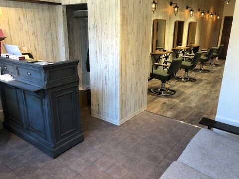 【住之江】≪週休3日も選択可能≫≪月給23万円～≫≪2部制の実働8時間≫≪お子さん用のお部屋あり≫お洒落な外観とアットホームな雰囲気が魅力的◎お仕事終わりの時間も有効活用できる環境です。「hairs Riche（ヘアーズリッシュ）」からスタイリスト（美容師）の求人★☆