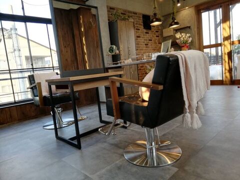 【道明寺】完全週休2日制、社会保険完備＆退社18:00。女性が長く働ける環境が整っています！女性スタッフオンリーサロン「FLEURIR by cherie（フルリールバイシェリー）」からスタイリスト（美容師）の求人☆☆