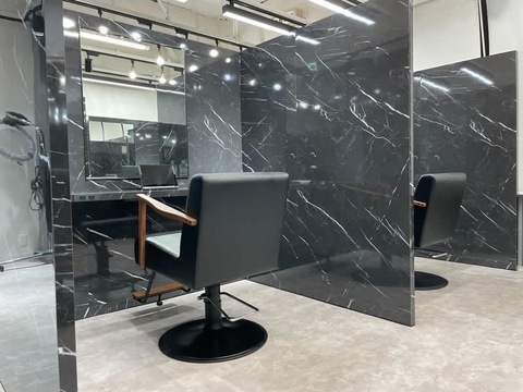 【梅田】≪月給21万円≫≪社会保険完備≫≪完全自由シフト制・土日休み月2,3回までOK≫≪営業時間内レッスンOK≫≪最短1年でデビュー可能≫≪フレックスタイム制≫最高品質の薬剤のみを扱う美髪特化サロン！「LAGRECE（ラグレス）」からアシスタント（美容師）の求人☆★