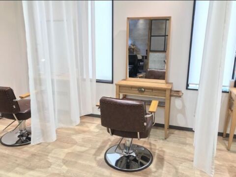 【福知山駅】≪社会保険完備≫≪18時台に退勤可能≫≪夏季・年末年始休暇あり≫頑張った分はお給料に直結！！お客様に寄り添ったカウンセリングを大切に、一人一人に応じた髪質改善を提供！アットホームな雰囲気と確かな技術が人気の秘訣です「HAK hair（ハクヘアー）」からスタイリスト（美容師）の求人☆★