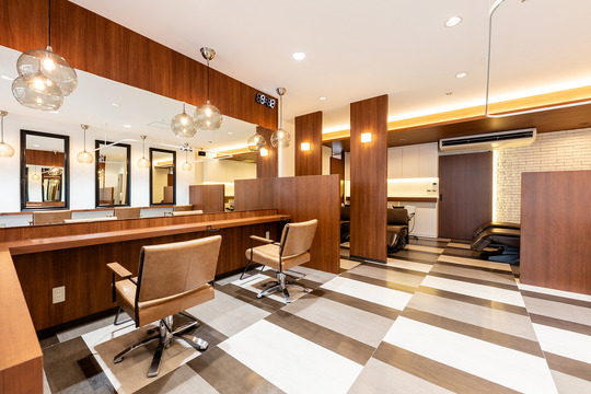 【唐津駅】≪完全週休2日制・社会保険完備・毎週2連休・高月給スタート≫技術だけでなく接客も大切にしてドンドン成長していきます。オーガニック薬剤を多く使用し、髪を大切にしているヘアサロン「BOUCLE（ブークル）」からアシスタント（美容師）の求人★☆