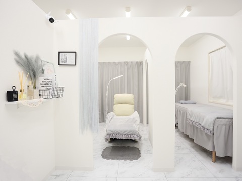 【四条烏丸】≪社会保険完備≫≪土日休み月4回までOK≫≪実働8時間≫≪髪色ネイル自由≫丁寧なカウンセリングで、お客様1人1人の魅力を引き出すサロン！20代の女性を中心に、幅広い世代のお客様から人気！「Arbis（アルビス）」からアイリスト（まつげエクステ・まつげパーマ・アイブロウ）の求人☆☆