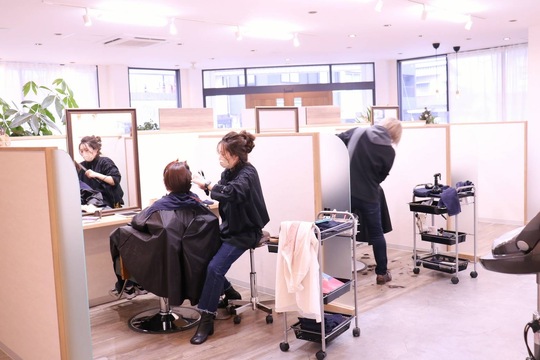 【久留米高校前駅】≪スタイリストデビュー1〜1年半≫高品質の薬剤を通いやすい価格で提供しているので多くのお客様が来店！！営業中のレッスンがメインのヘアサロン「Minaliss hair design（ミナリスヘアーデザイン）」からアシスタント（美容師）の求人★☆