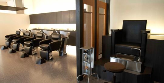 【東京駅】◆完全週休2日制・産休育休制度あり・着付けも学べる・社会保険完備◆お客様としっかり関わり、しっかり単価を取れる美容師になれます！サロンワーク以外の活動も盛んな「CLAUDE monet H2O・AVEDA 東京ビル TOKIA店（クロードモネエイチツーオーアヴェダトウキョウビルトキアテン）」からスタイリスト（美容師）の求人☆★