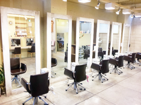 【出町柳】≪月6〜8日休みを選べる≫≪社会保険完備≫≪有給休暇あり≫≪20時までに退勤可能≫幅広い年齢層のお客様に支持されています!入客チャンスも多く、お客様と深く関われるCordial hair 本店（コーディアルヘアーホンテン）からスタイリスト（美容師）の求人★☆